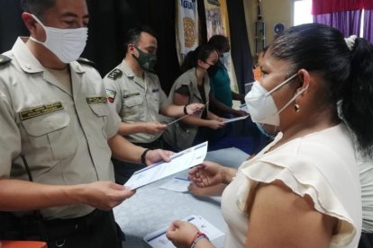 Los moradores, participantes de la capacitación, recibieron certificados de parte de los jefes policiales.