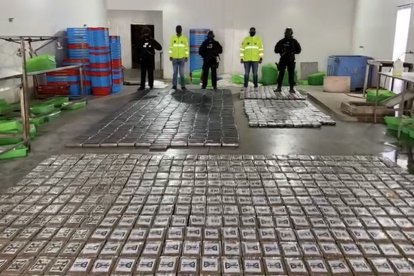 La droga sería enviada a países de Europa. Muchos paquetes tenían la bandera de Rusia.