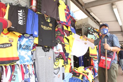 En la bahía, centro de Guayaquil, aún no se vende la ‘copia’ del uniforme de la Tricolor.
