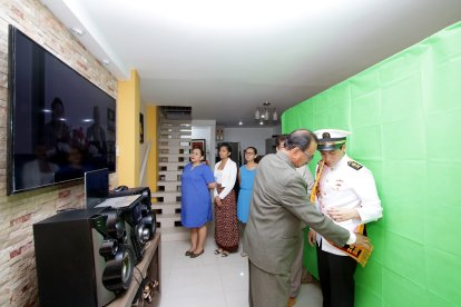 La familia de Jorge Flores, cadete de Altamar, observa la transmisión mientras sus padres le colocan la banda de abanderado.

PERIODISTA : JOSE PIZZA

FECHA : 25/09/2020 

Agencia (ag-extra)