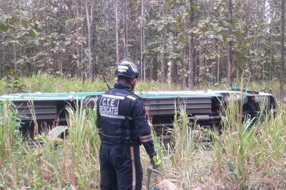 El bus y la camioneta quedaron a un costado de la carretera.