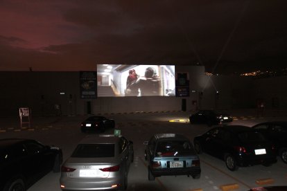 Uno de los espacios se  estableció en el último piso de un parqueadero de un centro comercial. Con la capacidad de 60 autos.