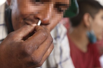 Luis Eduardo se lleva a su nariz una pipa para inhalar la droga conocida como plo plo. Afirma que tiene seis años consumiendo alucinógenos.