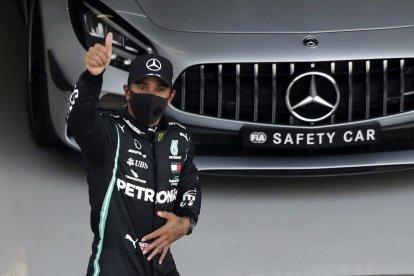 El piloto británico Lewis Hamilton celebra tras conseguir la pole en el circuito de Sochi.