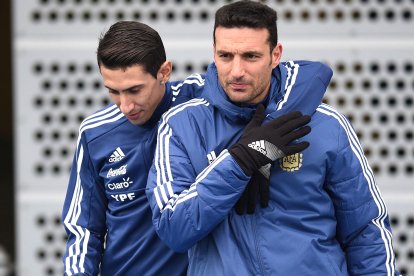 El técnico Lionel Scaloni (d) dirigió a Ángel Di María en la Copa América de Brasil 2019, donde se quedaron con la medalla de bronce.