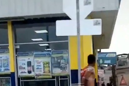 El individuo permaneció atado a la señalética por alrededor de 90 minutos.