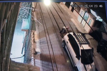 El momento en que los delincuentes se llevan el carro quedó registrado en un vídeo de seguridad,