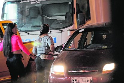 En Sauces 3, por las noches, es común observar a conductores que se acercan a las jóvenes que están en la vía principal. 



PERIODISTA : STALIN CARRION 



FECHA : 19/09/2020 



Agencia (ag-extra)