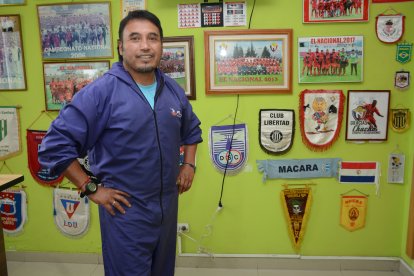 Leandro Simbaña se ha convertido en un personaje tradicional de El Nacional. Lleva diez años con su peculiar estilo.