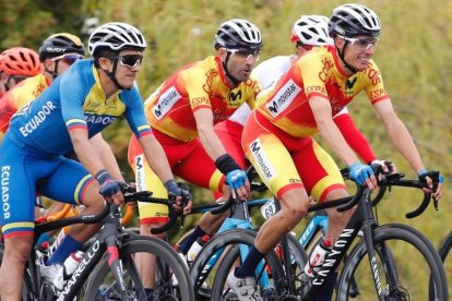 Richard Carapaz (i) fue protagonista en la prueba de ruta del Mundial de ciclismo.