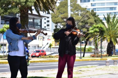 Dos profesoras de música llegaron a la Naciones Unidas para dar un repertorio con sus violines.