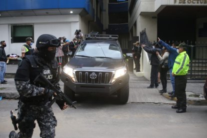Momento del traslado de Jacobo Bucaram de la Unidad de Flagrancia hasta el Complejo Judicial norte de Quito.