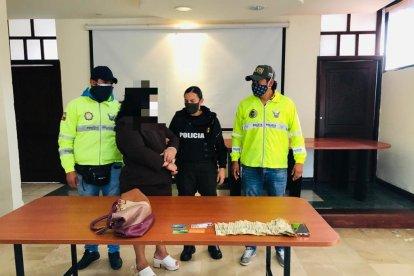 La mujer tenía una credencial de Policía, la cual utilizaría para enganchar a sus víctimas