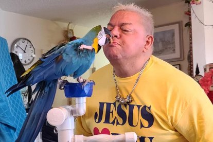 El comentarista de lucha libre, reside en Estados Unidos y es conocido como "Atángana".