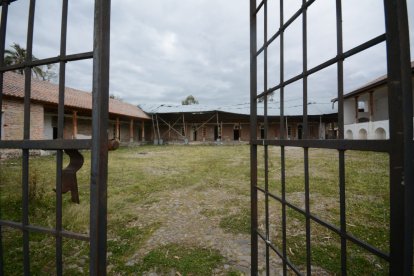 Hay invasores que  están desmantelando la propiedad.