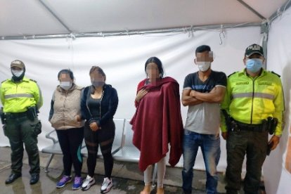 Los sospechosos de nacionalidad venezolana y colombiana, luego de ser aprehendidos.