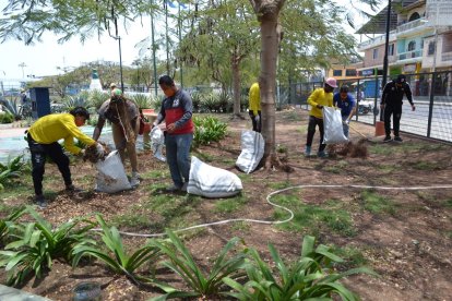 Los moradores de Posorja realizaron una minga cerca a las vías que serán intervenidas por la ATM.