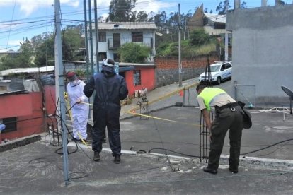 Vecinos de La Comuna ayudaron a los uniformados a reparar el destacamento.