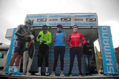 Jorge Montenegro (c9 fue el ganador del Reto 04 y estuvo escoltado por Robinson Chalapud (i) y Byron Guamá (d).
