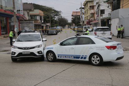 Vehículo de la víctima fue interceptado por dos motorizados, pero policías los repelieron a bala.
