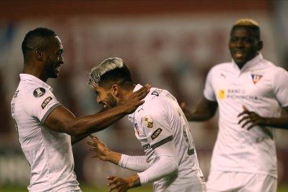 Adolfo Muñoz (centro) celebra su tanto.