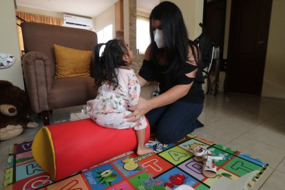 Nathaly dedica al menos dos horas diarias para hacer ejercicios que ayudan a Martina con su movilidad.