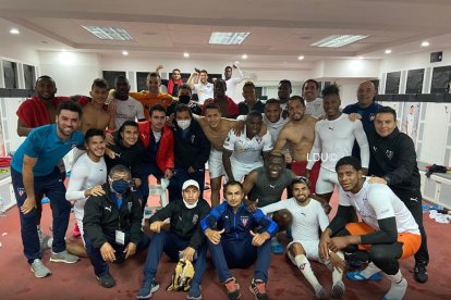 Toda la alegría de los Albos en el camerino, después de golear a Binacional 4.0.