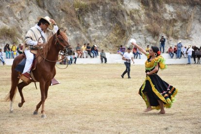 Los habitantes mantienen sus tradiciones, como la vestimenta.