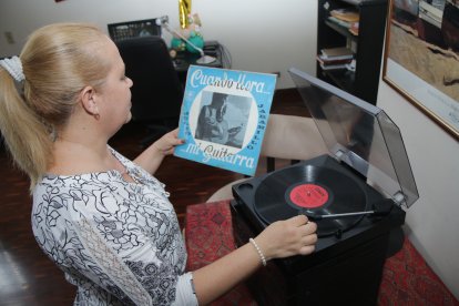 Una seguidora de Julio Jaramillo se alista a colocar un disco de acetato para disfrutar de su música.

PERIODISTA : VICENTE TAGLE

FECHA : 30 /09/2020 

Agencia (ag-extra)