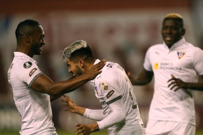 Adolfo Muñoz (c) fue una de las figuras de los albos al anotar un doblete en el duelo copero disputado en el estadio Rodrigo Paz.