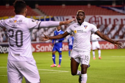 Los Cristian Martinez y Cruz fijos en el 11 de Pablo Repetto.