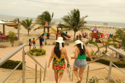 Una plaza gastronómica y un mirador son parte del atractivo de Playa Varadero.