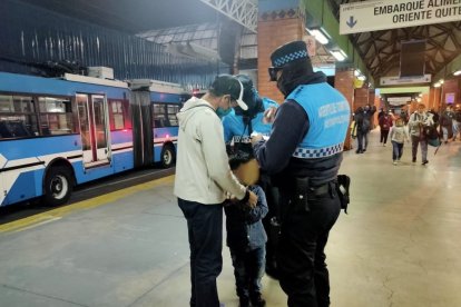 Los agentes socorrieron al niño que estaba perdido en la terminal.