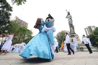 Juan y Juanita Pueblo se deleitaron con las melodías guayacas.