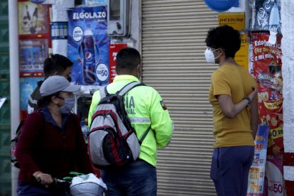 Policías conversan con el sobrino del hombre que resultó herido. El joven neutralizó al sospechoso que tenía una pistola.