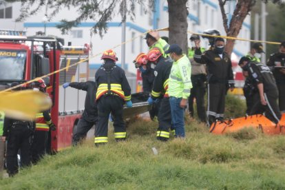 Miembros del Cuerpo de Bomberos sacaron el cadáver de la hondonada.