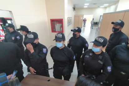 Los agentes retiraron a los comunicadores de la sala de espera de la Fiscalía de Flagrancia.