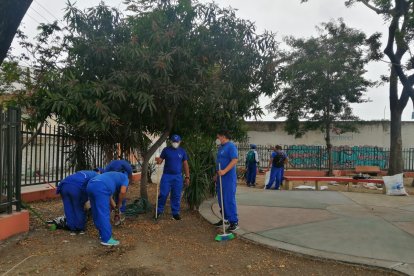 Moradores y agentes policiales reralizaron tareas de limpieza del sitio, tras el desalojo de los intrusos