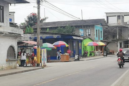Los comuneros quieren captar la atención de los turistas con letreros y parasoles.