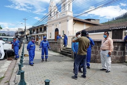 Una cuadrilla municipal ayudó con las tareas de limpieza en el parque central.