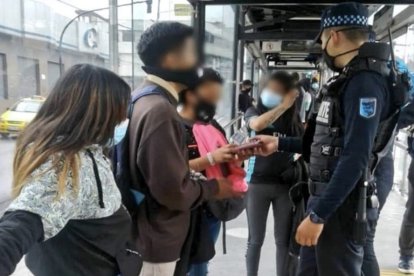 Los sospechosos fueron detenidos por los agentes.