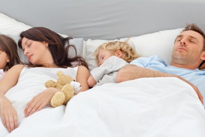 Si es temporal es recomendado para afianzar vínculos con tus hijos, pero si es un hábito, este podría causar dependencia y sobreprotección.