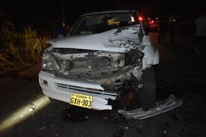 La camioneta quedó destruida en la parte anterior y el conductor huyó del sitio.