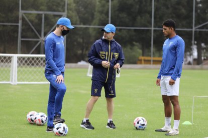 Erick Ferigra (derecha) fue uno de los primeros en llegar al entrenamiento de Ecuador.