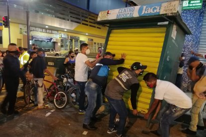 Según los comerciantes, no les dio tiempo de recoger sus pertenencias.