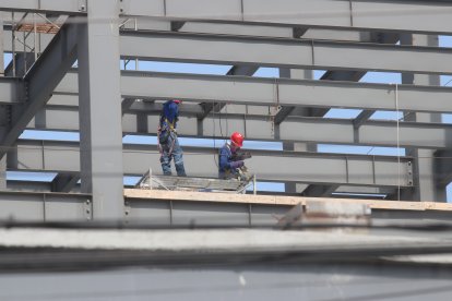 1. Las actividades se reactivan en el área de la construcción. Una de las grandes obras se ejecuta en la conexión de las avenidas de Las Américas y Juan Tanca Marengo.