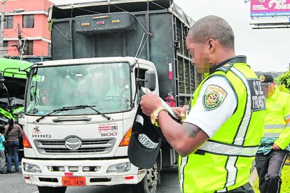El trabajo que realizan los agentes en la vía es mal visto por los conductores que recorren la Alóag -  Santo Domingo.