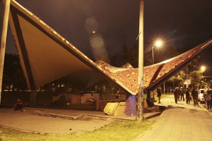 EL techo de hormigón armado cubre a estos habitantes de la lluvia y evita que los cartones se dañen.