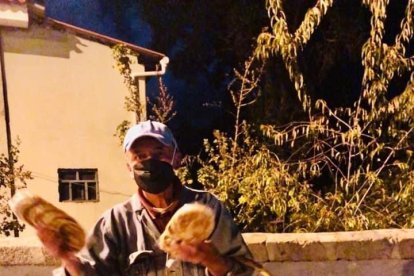 Ángel Pilco, pese a su edad, trata de llevar el sustento para su hogar.