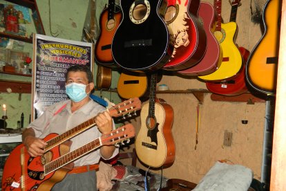 Luciano Ponce no solo canta, también es el creador de dos instrumentos en uno: el requinto y la guitarra.
